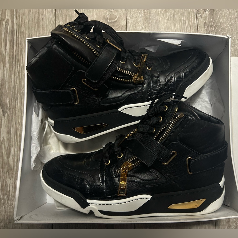 AUTHENTIC VERSACE SNEAKERS LIKE NEW